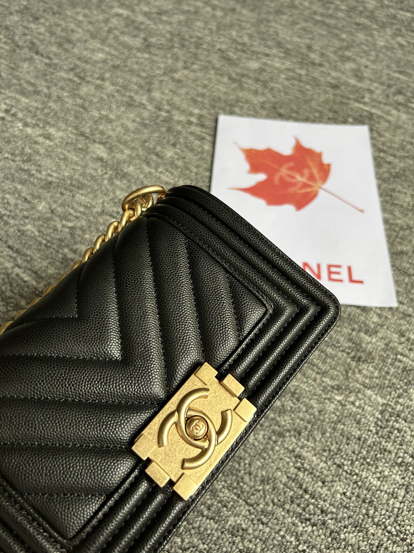 BOY BAG Small 20 Black Chevron Caviar Herrajes de oro