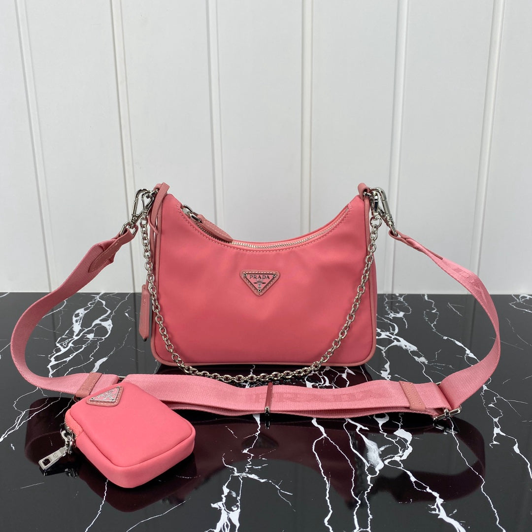 PRA HOBO 22 BOLSO DE MANO EN DARK PINK Re-nylon