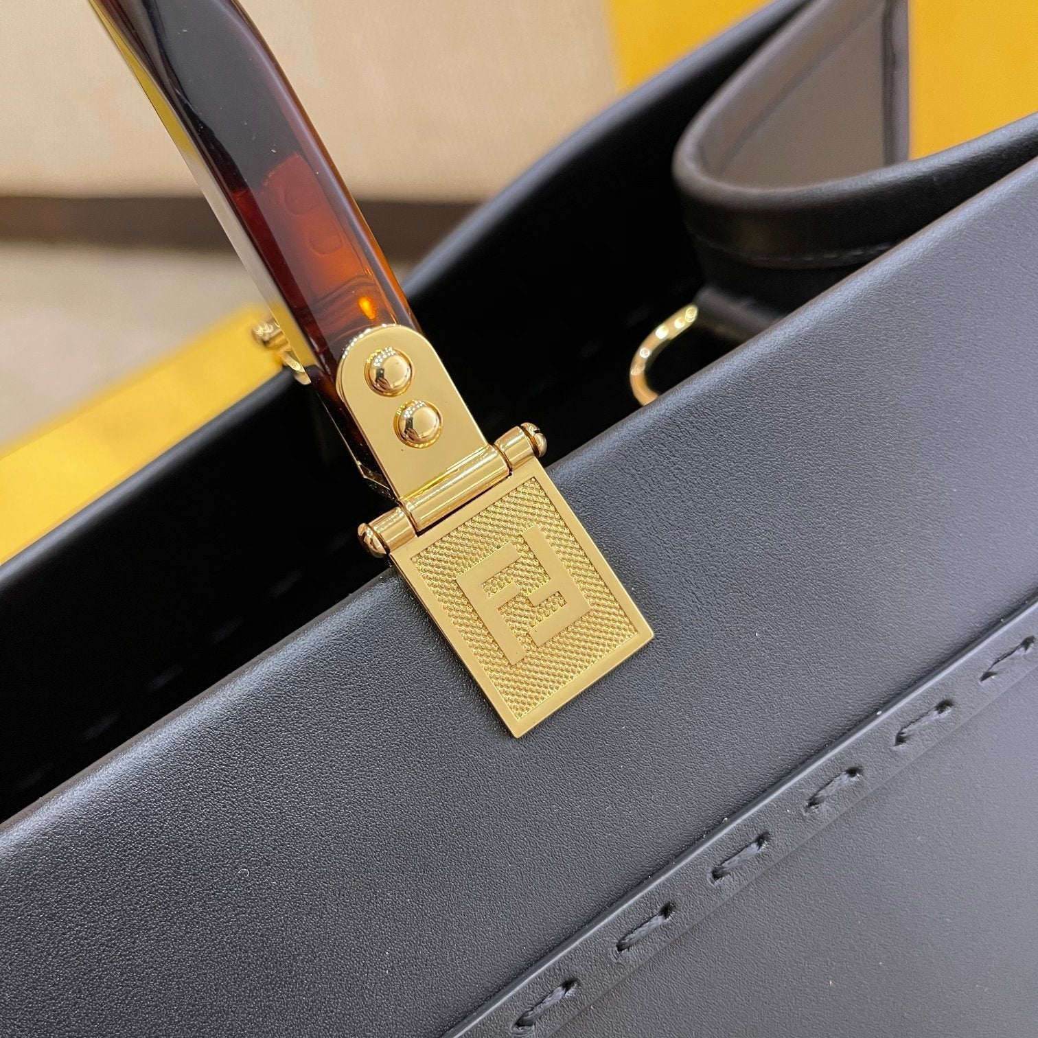 Bolso tote Shine 40 en piel de becerro grabada negra