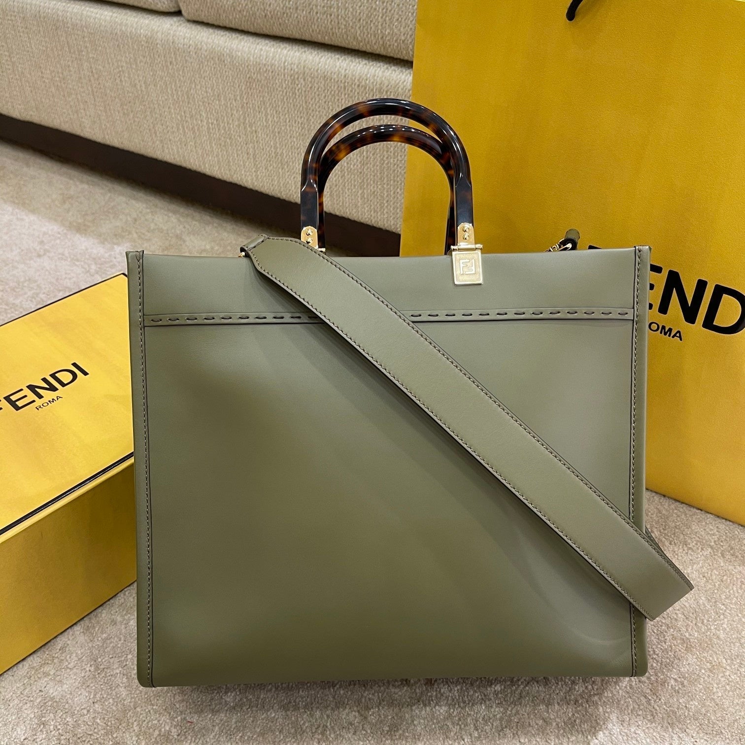 Bolso tote Shine Large 35 en piel de becerro verde oliva