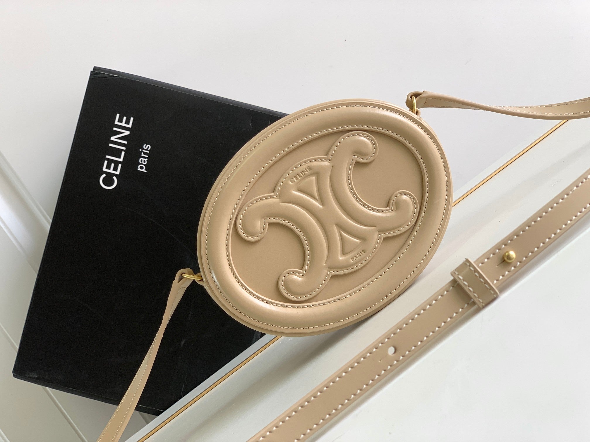 Smooth Calfskin 16 OVAL Beige Cream Bolso de mano