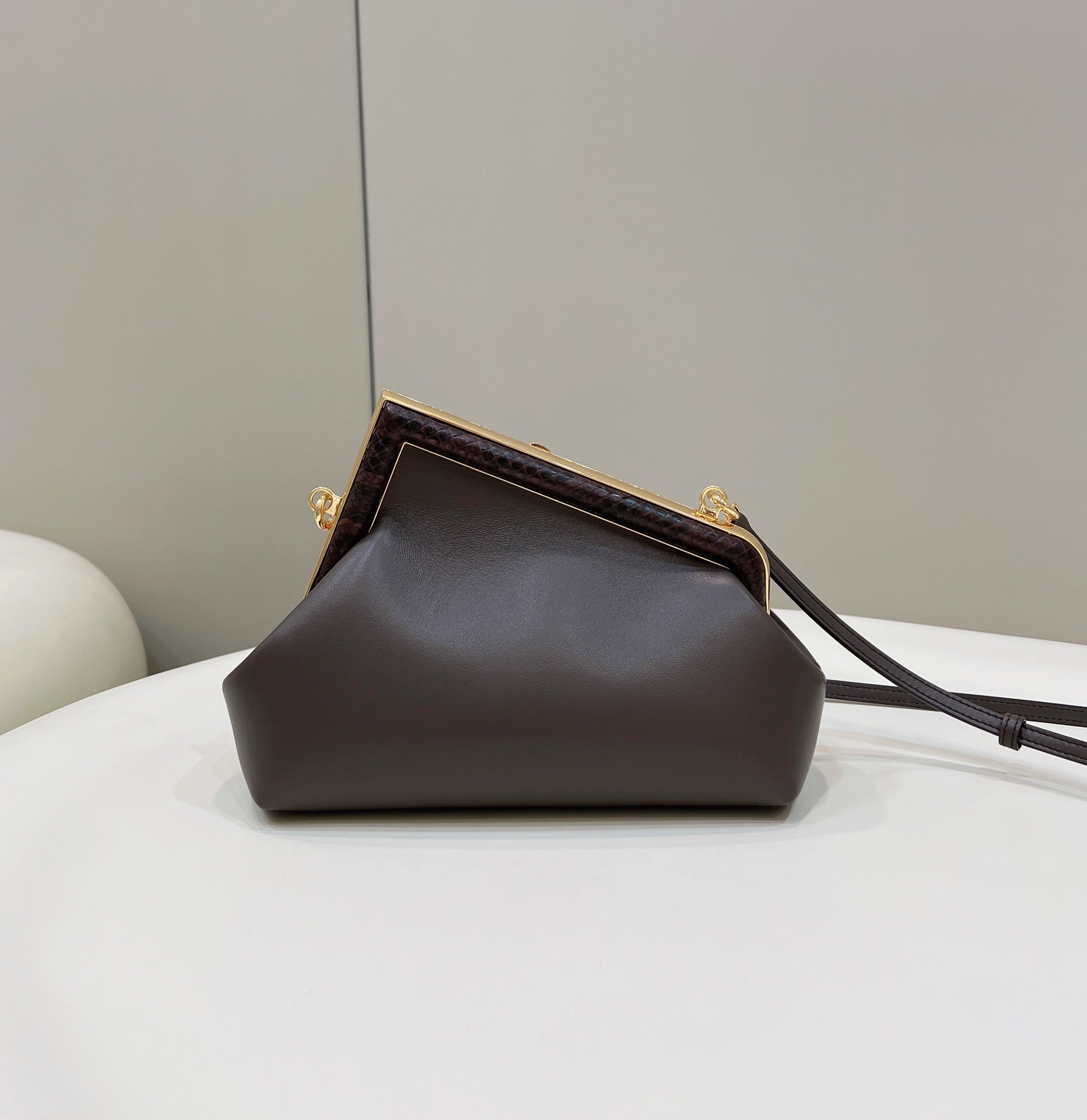 Fendi First Medium 26 Bolso DE Piel de becerro Marrón Chocolate CON Herrajes de oro...