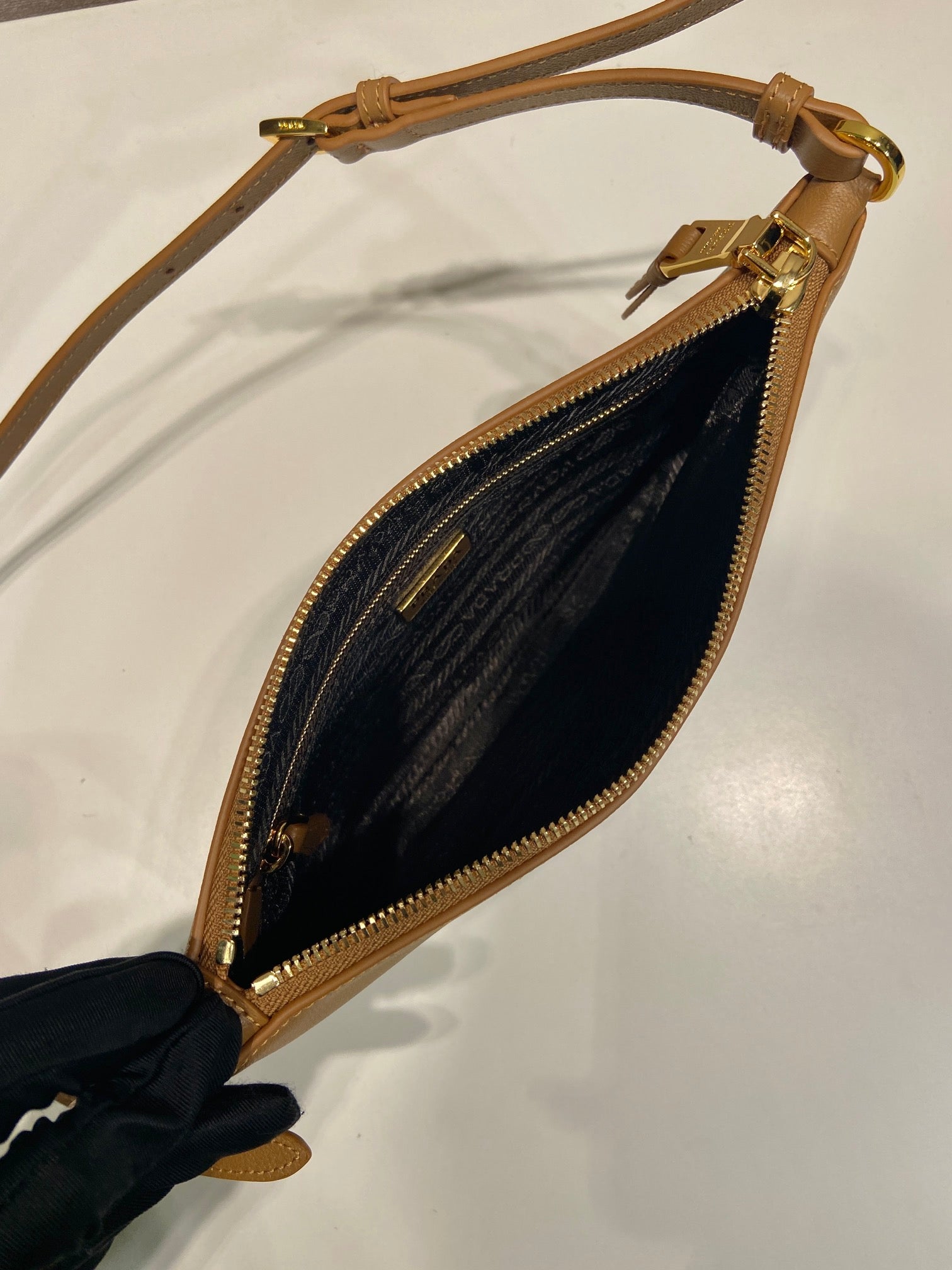 BOLSO DE HOMBRO con logotipo triangular 24 IN de piel de becerro lisa Marrón maní