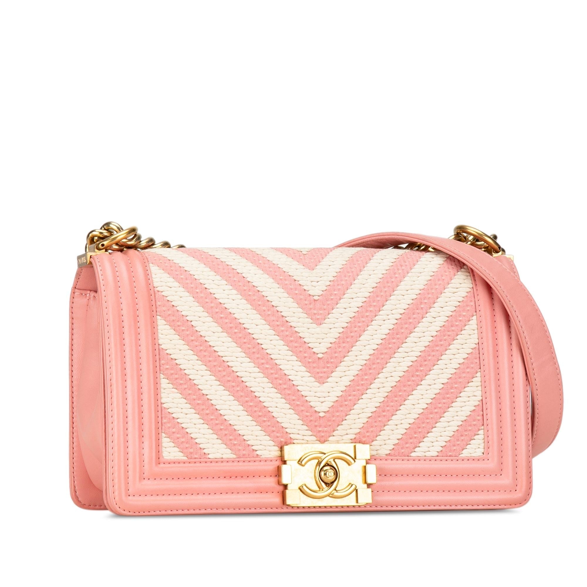 Chanel Bolso cruzado Medium Braided Chevron Boy con solapa