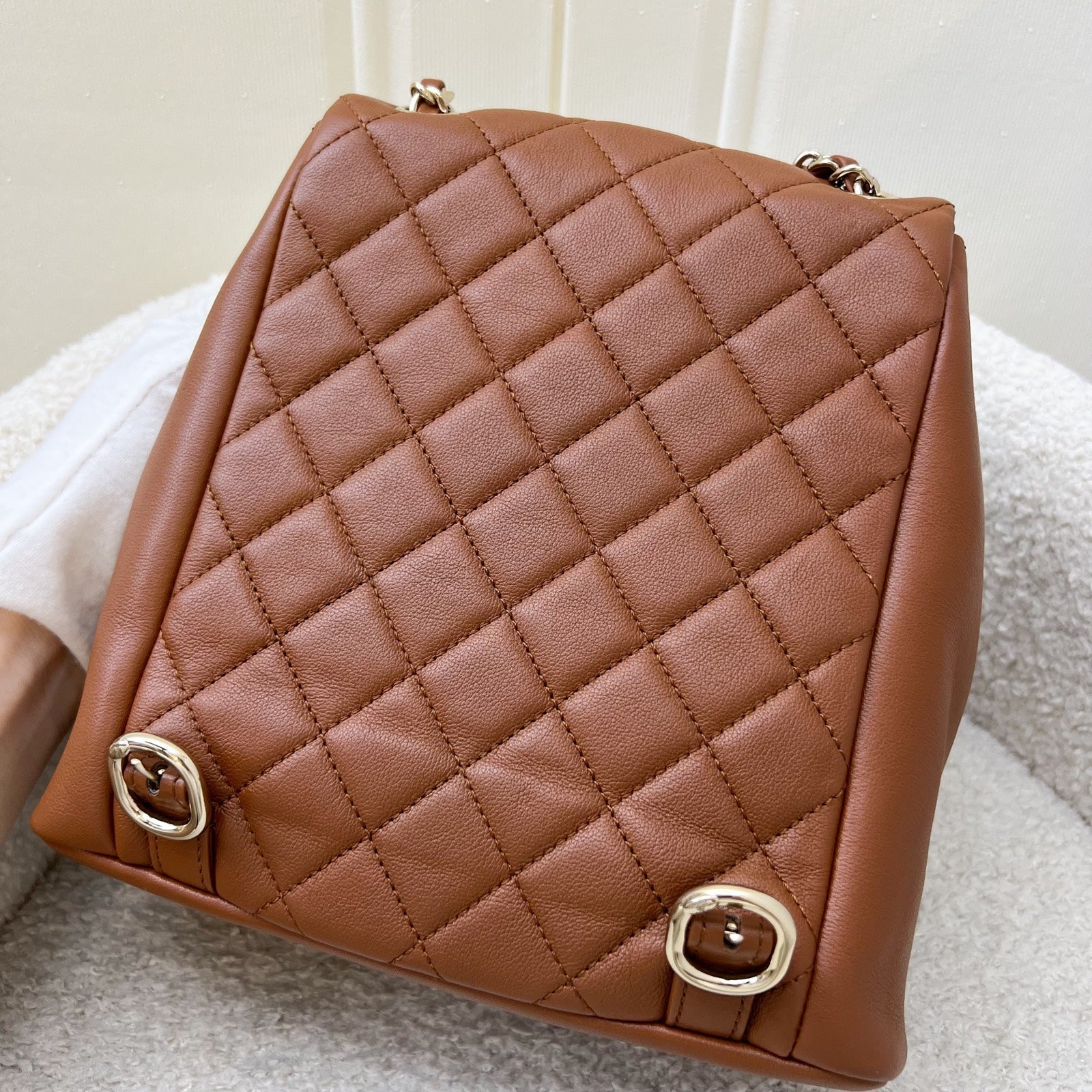 Chanel Medium Triple Mochila en 23A Cognac Brown Piel de becerro and LGHW (Model: )