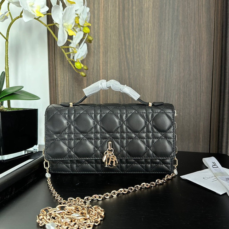 Designer handbag black – front view