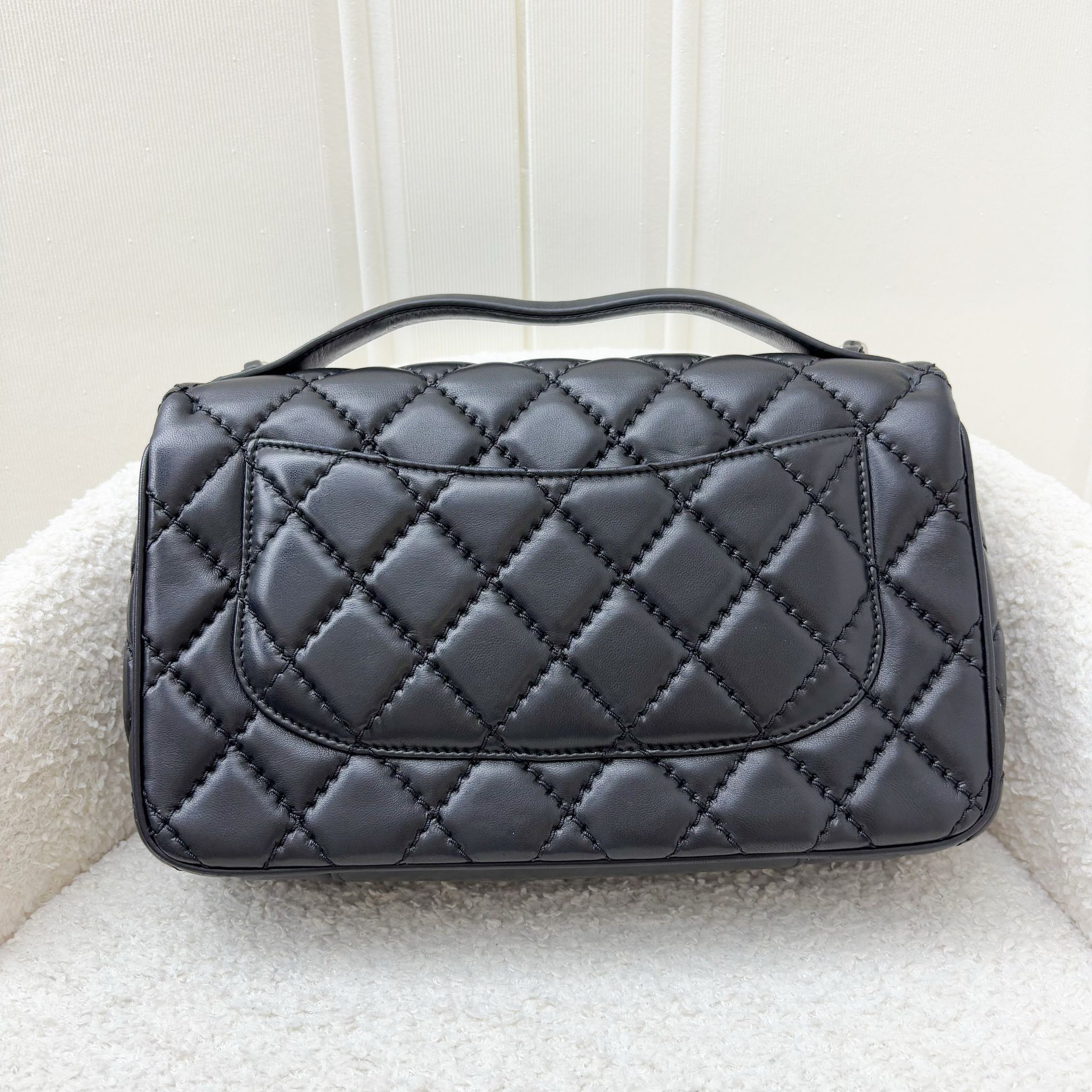 Chanel 15P Bolso con solapa y asa superior en Piel de cordero Negro y SHW (Model: )
