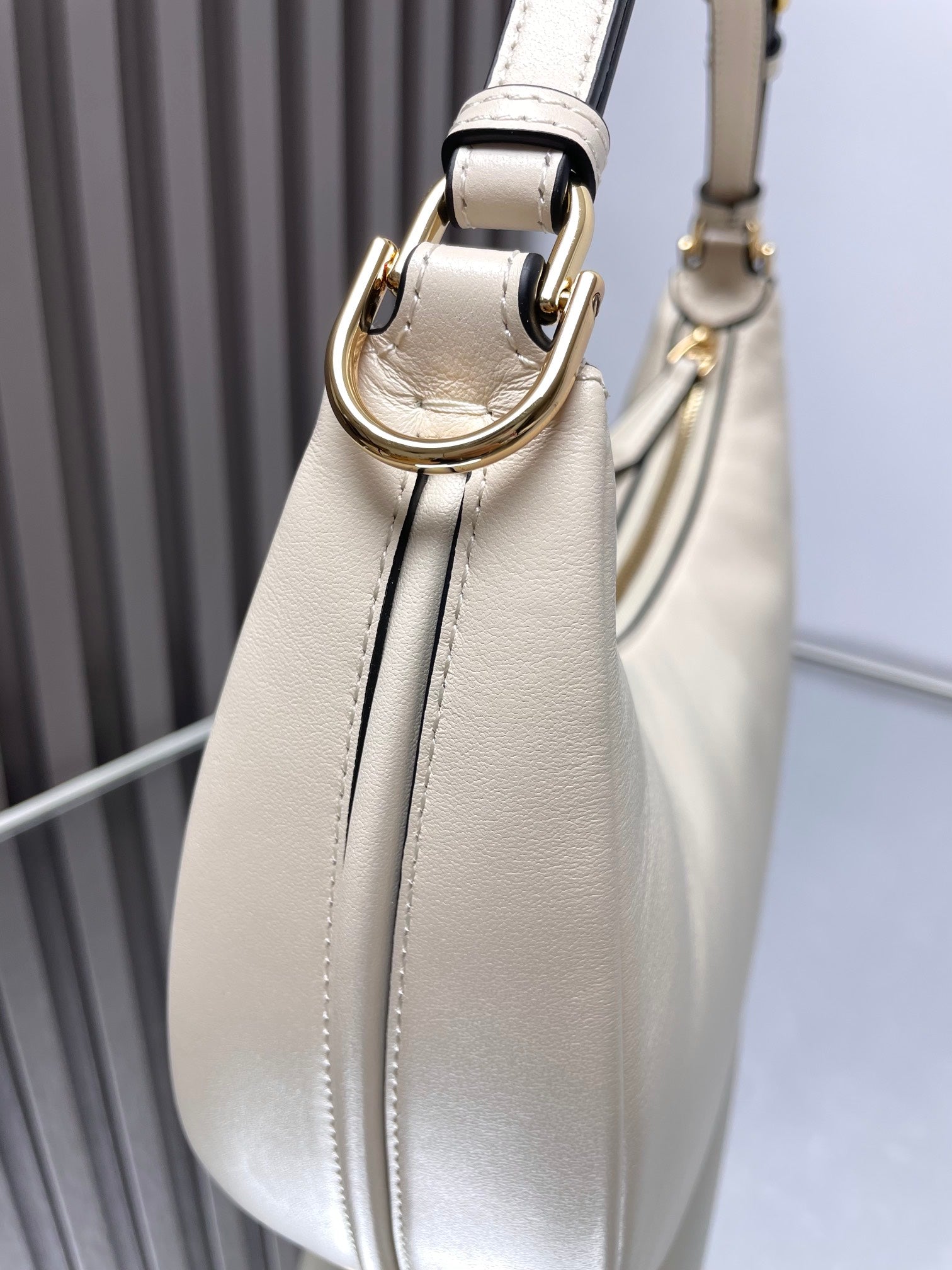 FENDIGRAPHY Mediano 29 IN Blanco SMOOTH LAMBSKIN Herrajes dorados