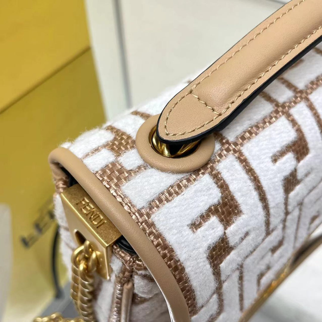 BAGUETTE 24 IN Blanco WOOL AND CAMEL Marrón RAFFIA Piel de becerro TRIM