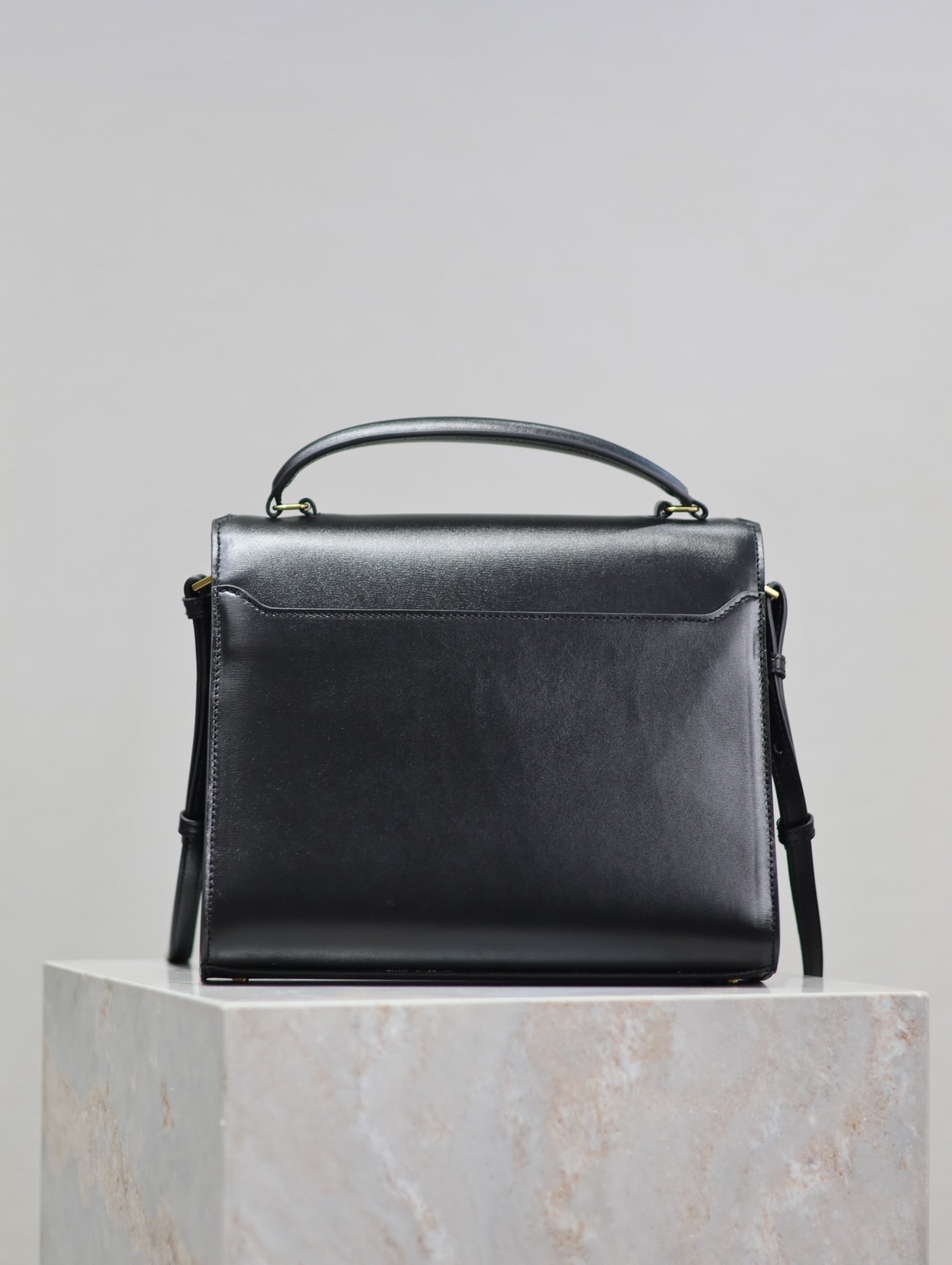 CASSANDRA TOP HANDLE BAG 24 IN Negro SMOOTH LAMBSKIN Herrajes dorados