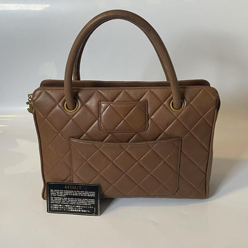 Chanel Bolso tote de cuero acolchado marrón