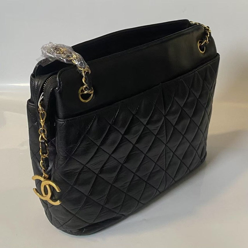 Bolso de hombro de cuero negro acolchado Chanel 16